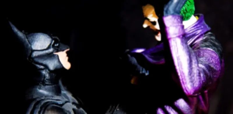 Batman rompe su regla sagrada: El Joker obliga al héroe a convertirse en asesino en los cómics