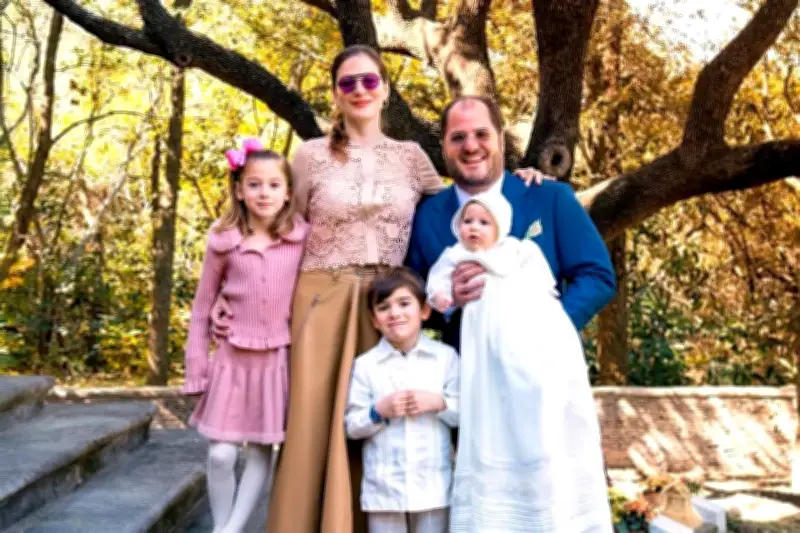 Bautizo de Mauricio y Constanza Sada: Celebración Familiar en México