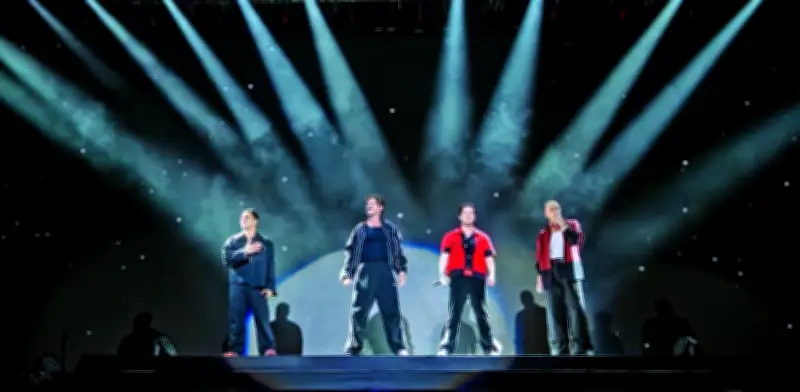 Big Time Rush desata locura retro en el Palacio de los Deportes de la CDMX