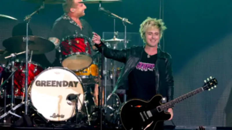 Billie Joe Armstrong critica a ICE y Trump en fiesta del Super Bowl 2026
