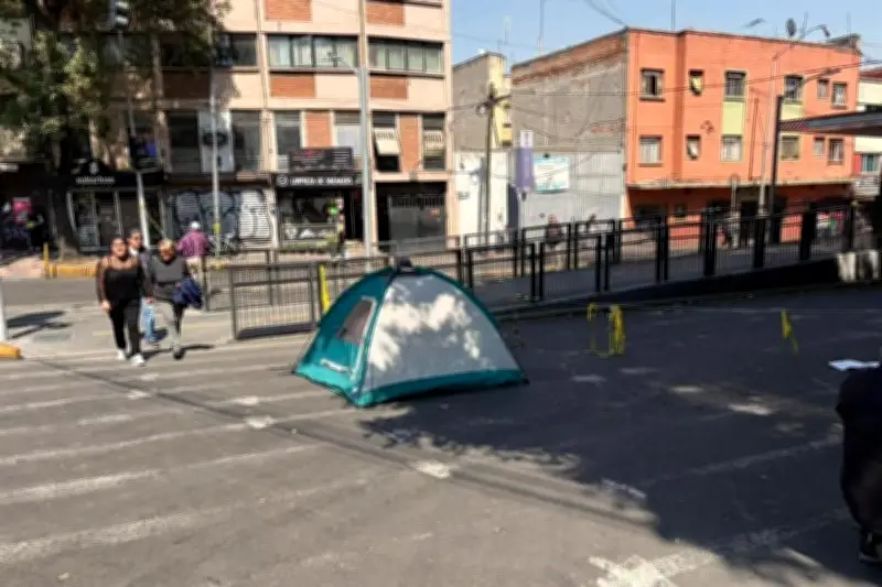 Bloqueo en Parque Lira supera 27 horas; vecinos impiden reunión de autoridades