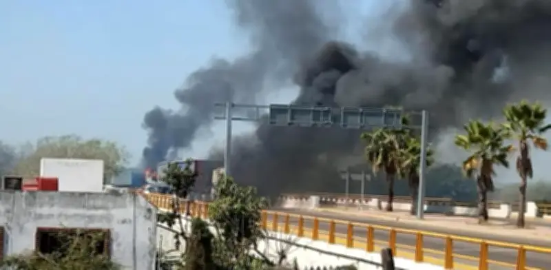 Bloqueos carreteros en sur de Sinaloa tras muerte de 'El Mencho' en Jalisco
