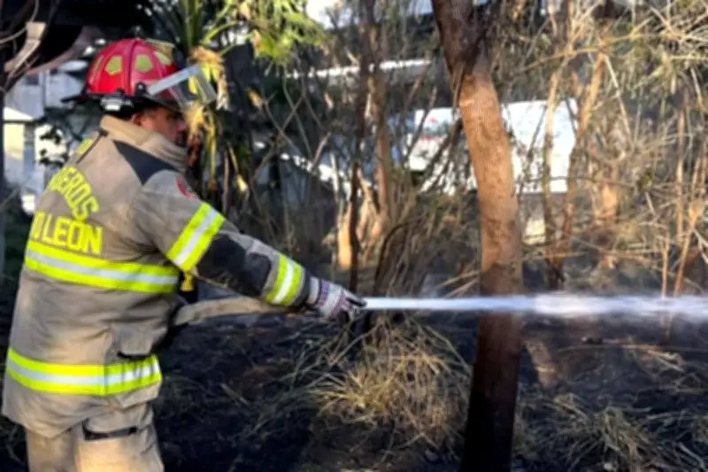Bomberos de Monterrey combaten dos incendios simultáneos en zonas residenciales