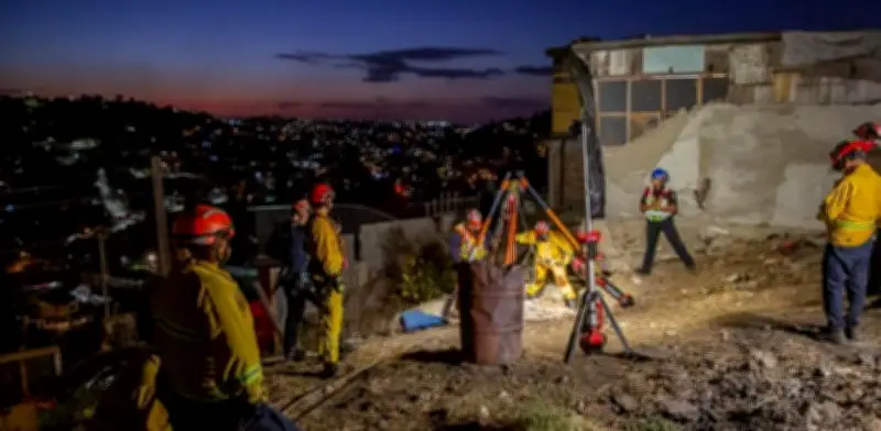 Bomberos de Tijuana rescatan a perro atrapado en pozo de 20 metros tras operativo nocturno
