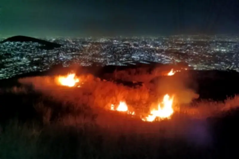 Bomberos de Tlalnepantla combaten intenso incendio en pastizales de la zona