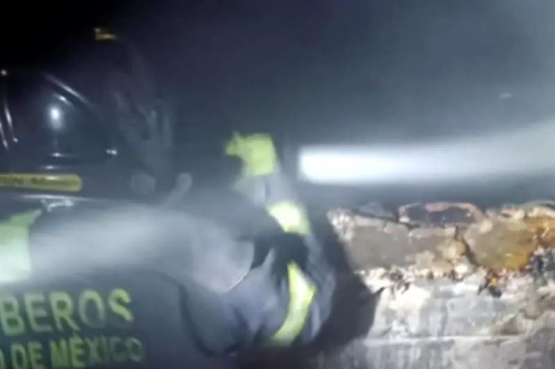 Bomberos logran sofocar intenso incendio en Glorieta de los Insurgentes de la CDMX