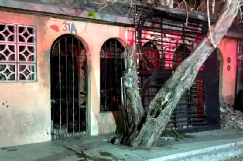 Bomberos rescatan a familia completa atrapada en voraz incendio en vivienda