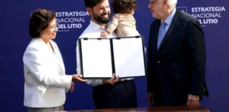 Boric firma acuerdo de litio con su hija en brazos tras fin del postnatal materno