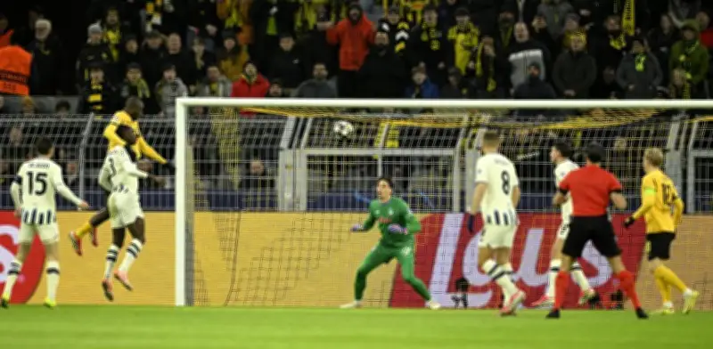 Borussia Dortmund vence 2-0 al Atalanta y avanza hacia octavos de la Champions