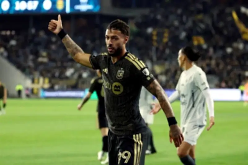 Bouanga firma extensión de contrato con Los Angeles FC en la MLS