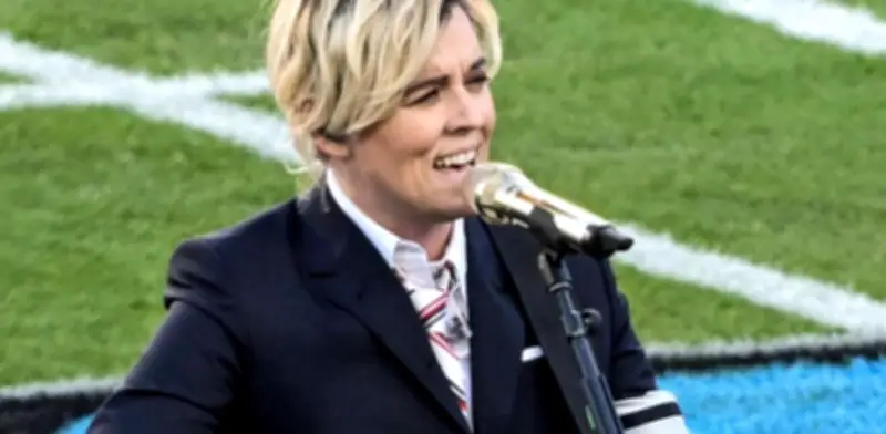 Brandi Carlile: La voz del folk que cantó 'America the Beautiful' en el Super Bowl 2026