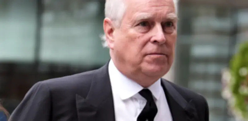 Británicos celebran arresto del expríncipe Andrés como golpe a la monarquía