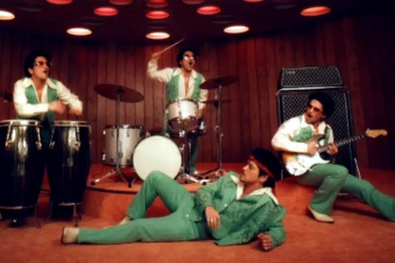 Bruno Mars regresa triunfal con 'The Romantic' tras una década de espera