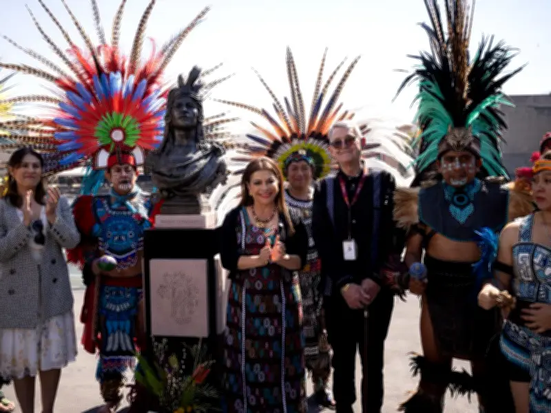 Busto de Cuauhtémoc es develado en el Centro Histórico de la CDMX
