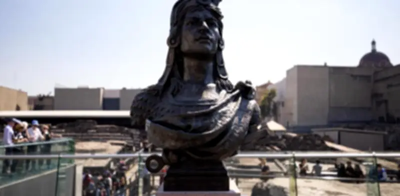 Busto de Cuauhtémoc se instala en Templo Mayor a 501 años de su muerte