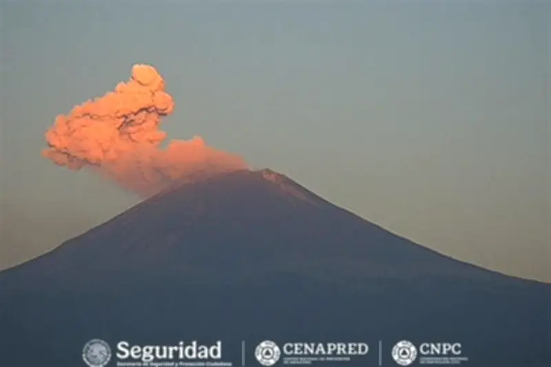 Caída de ceniza del Popocatépetl afecta ocho alcaldías de la Ciudad de México