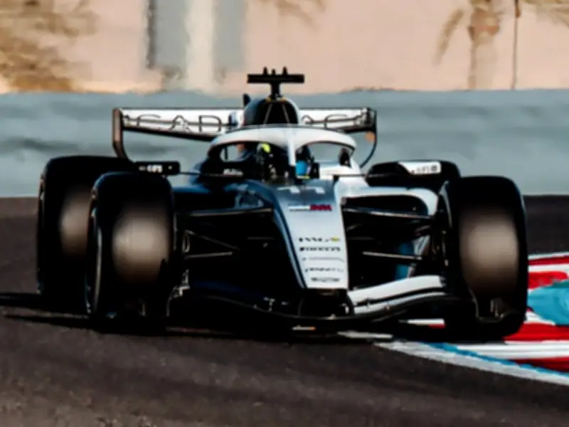 Cadillac desvela el MAC-26: el monoplaza para el debut de Checo Pérez y Bottas en F1 2026