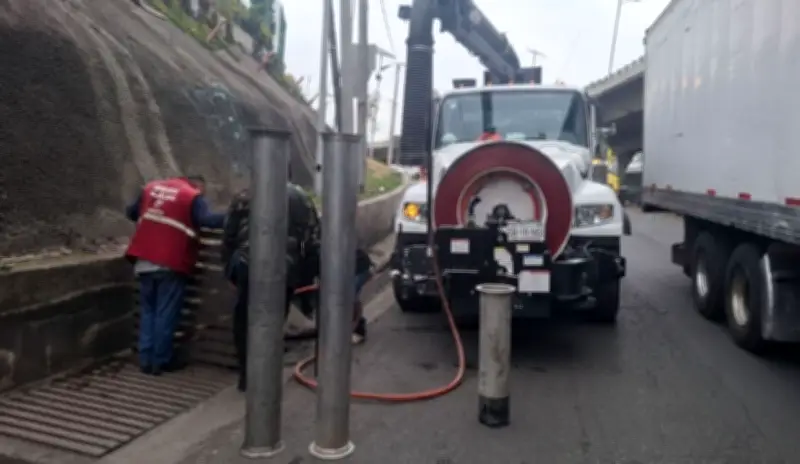 CAEM inicia desazolve nocturno en Periférico Norte para prevenir inundaciones en Edomex