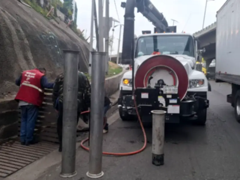 CAEM y Grupo Tláloc ejecutan desazolve nocturno en Periférico Norte del Edomex