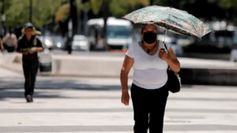 Calor y lluvias aisladas dominarán el clima en la CDMX este domingo