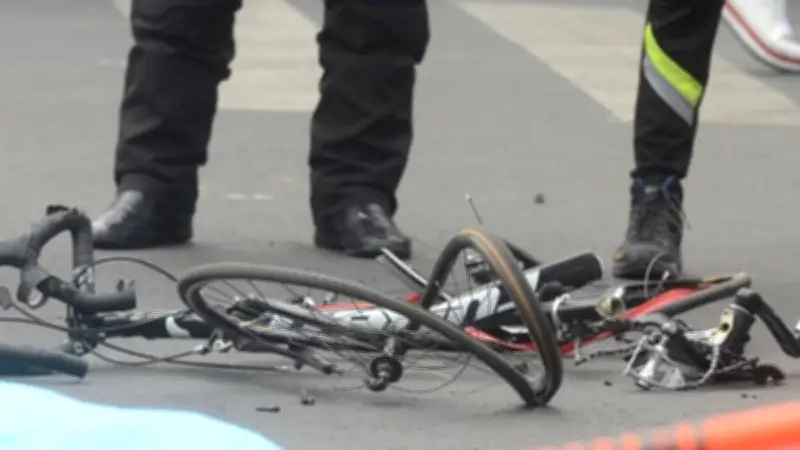 Camioneta atropella a padre e hija en San Mateo Atenco; conductor huye pero es detenido