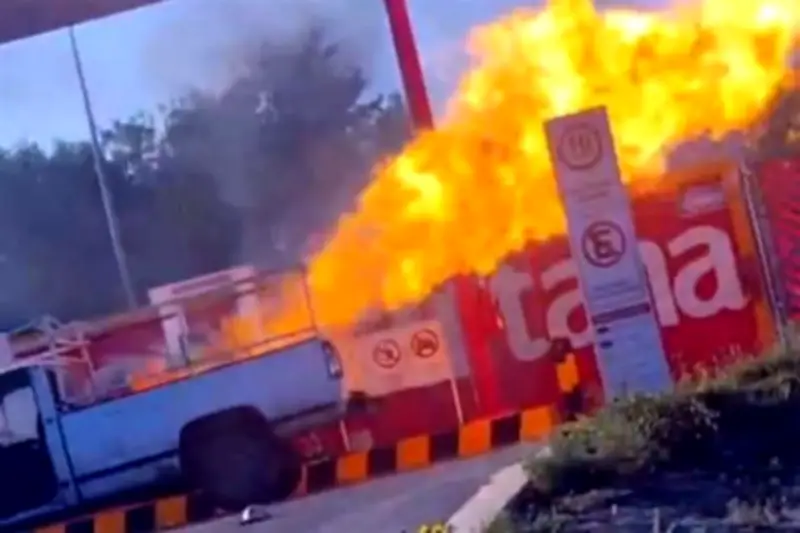Camioneta se incendia en gasolinera de Monterrey, evacuan a clientes
