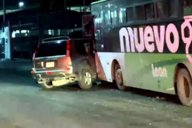 Camioneta se pasa un alto y es impactada por camión urbano en accidente vial