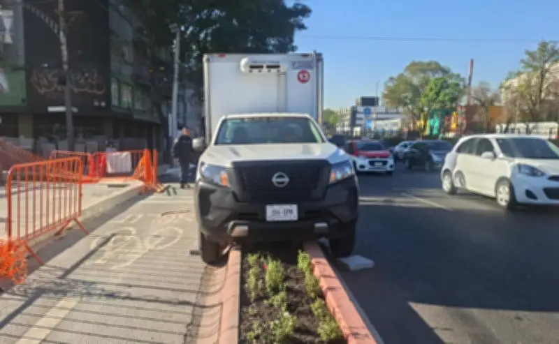 Camioneta termina sobre jardinera de ciclovía en cruce de Eje 5 Sur y Calzada de Tlalpan
