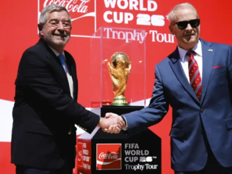 Canciller De la Fuente recibe el trofeo de la Copa Mundial FIFA 2026 en México