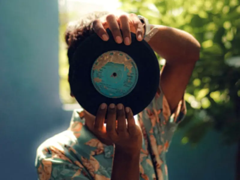 Canciones que celebran la amistad: Un recorrido musical por las mejores rolas