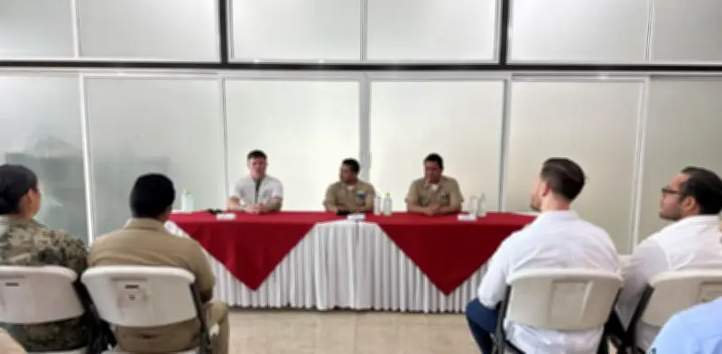 Canelo Álvarez inspira a la Marina con mensaje de disciplina y superación en Manzanillo