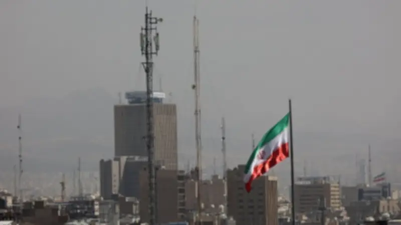 Caos aéreo tras ataques a Irán: aeropuertos clave de Medio Oriente paralizados