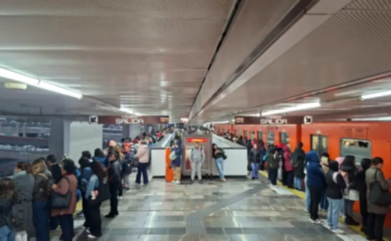 Caos en el Metro CDMX: Usuarios reportan fallas masivas en 7 líneas con retrasos y aglomeraciones