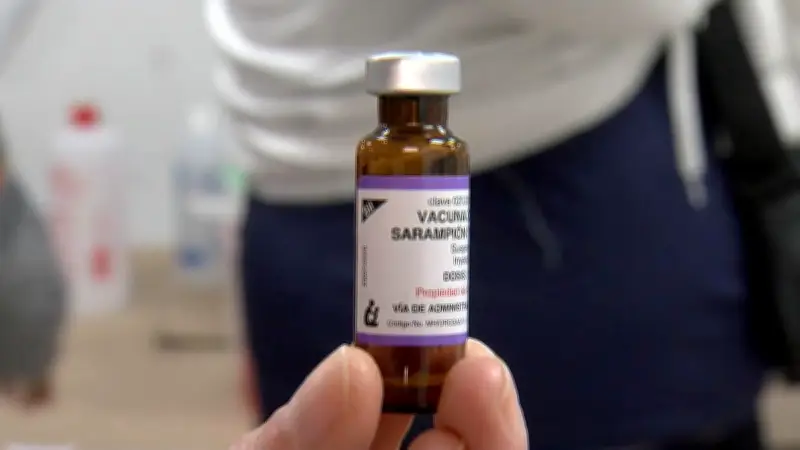 Capitalinos responden a llamado de salud: Jóvenes adultos acuden masivamente a vacunarse contra el sarampión