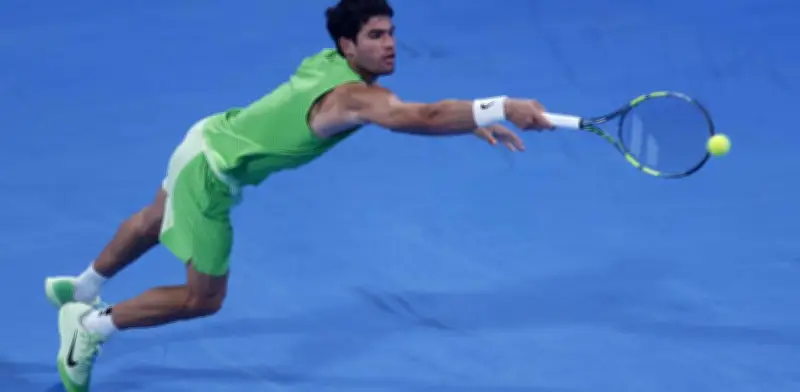 Carlos Alcaraz supera un duro debut para avanzar en el Abierto de Qatar