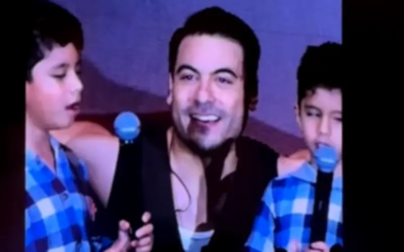 Carlos Rivera cumple sueño de gemelos invidentes 'Los Repetidos' en Querétaro