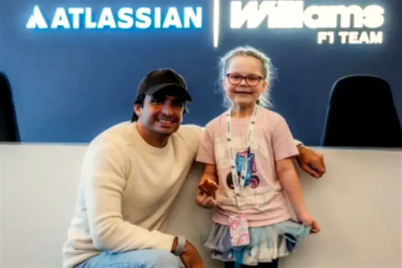 Carlos Sainz se reúne con la autora de la pegatina del unicornio en México