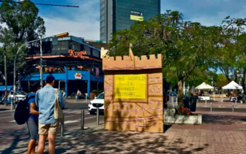 Castillo Efímero: Una Intervención Urbana que Expone las Fisuras Sociales de Guadalajara