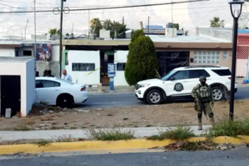 Catean vivienda en Santa Catarina por presunto narcomenudeo; detienen a dos