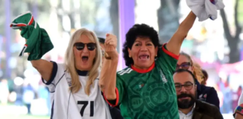 CDMX rinde homenaje a las 'Pioneras del 71' con cancha renovada en Xochimilco