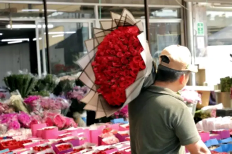 Celebración del Día de San Valentín en México: Flores, Comida y Regalos