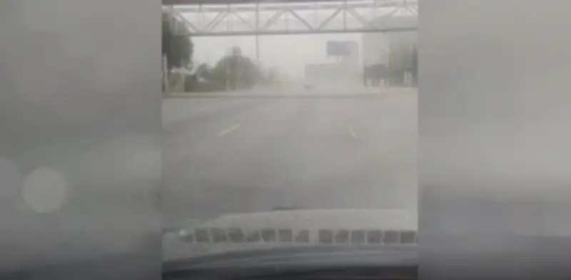 Ceniza del Popocatépetl causa problemas de visibilidad y derrapes en carretera México-Puebla