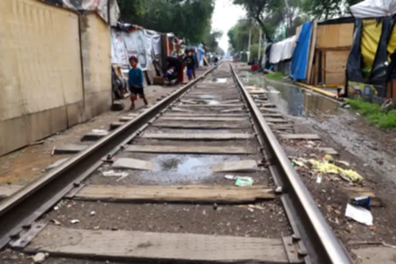 Cerca de 200 migrantes permanecen en campamento junto a vías del tren en Chiapas