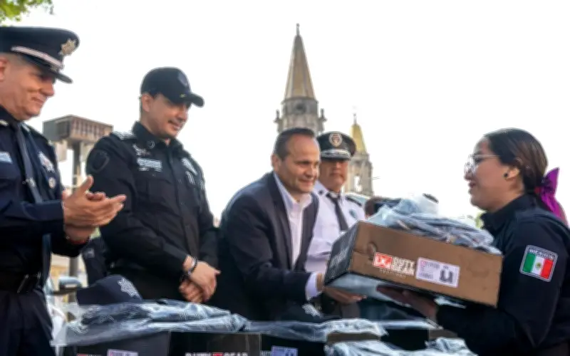 Chapala fortalece a su policía con nueva flota vehicular y uniformes en su día