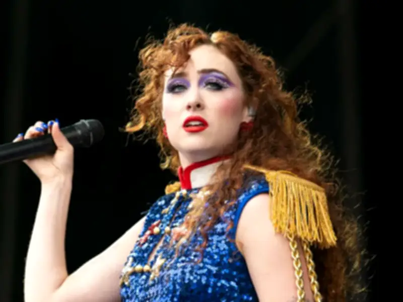 Chappell Roan y otros artistas dejan agencia Wasserman por vínculos con caso Epstein