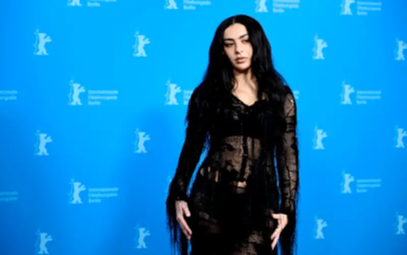 Charli XCX deslumbra en la Berlinale con su falso documental 'The Moment'
