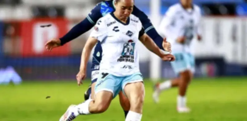 Charlyn Corral es expulsada tras agredir a rival jalándole el cabello en Liga MX Femenil