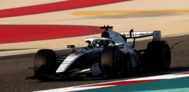 Checo Pérez completa 67 vueltas productivas en Bahréin con Cadillac