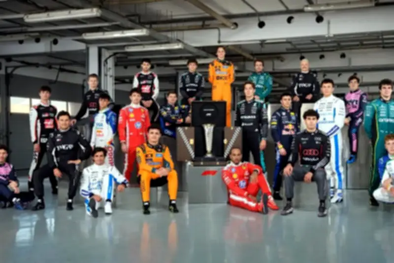 Checo Pérez Posó para la Foto Oficial de Pilotos de la Fórmula 1 2024