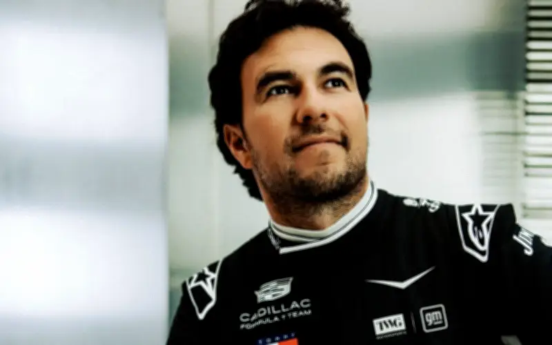Checo Pérez presenta su nuevo casco para el regreso a la F1 con Cadillac en 2026